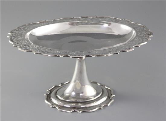 A George V silver shaped oval comport by Walker & Hall, 19.4 oz.